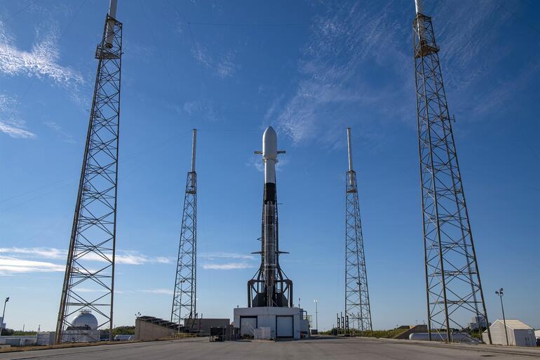SpaceX'ten rekor! Tek seferde 143 uydu fırlattı