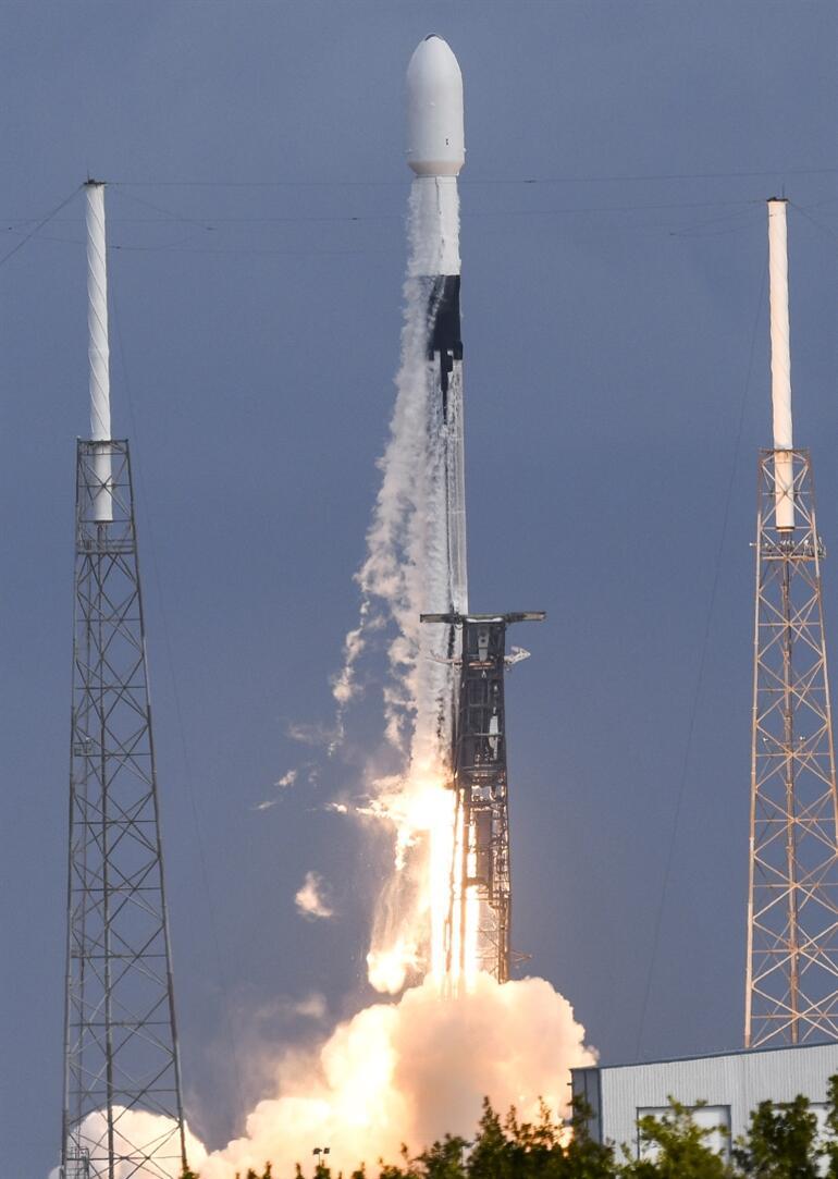 SpaceX'ten rekor! Tek seferde 143 uydu fırlattı