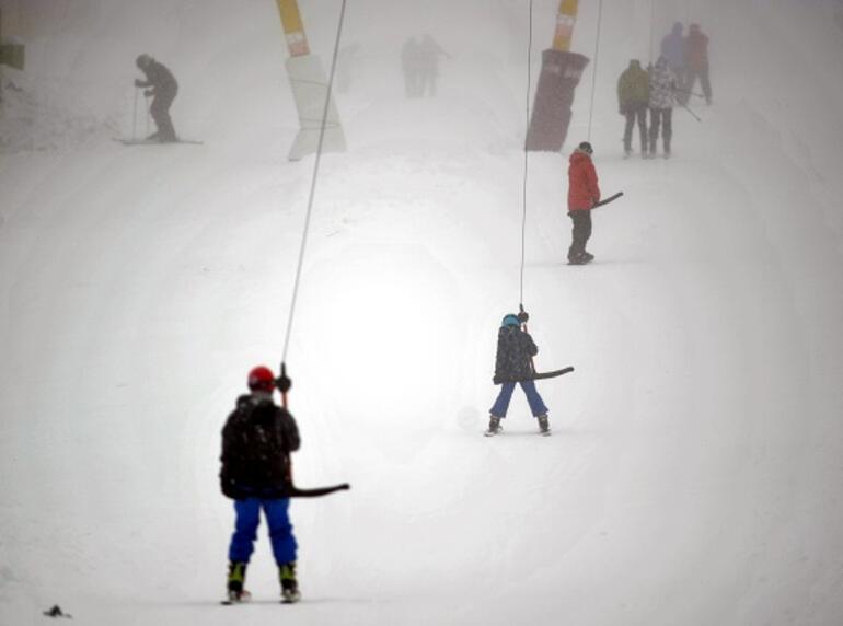 Sosyal mesafeye en uygun tatil: Uludağ'da kayak keyfi