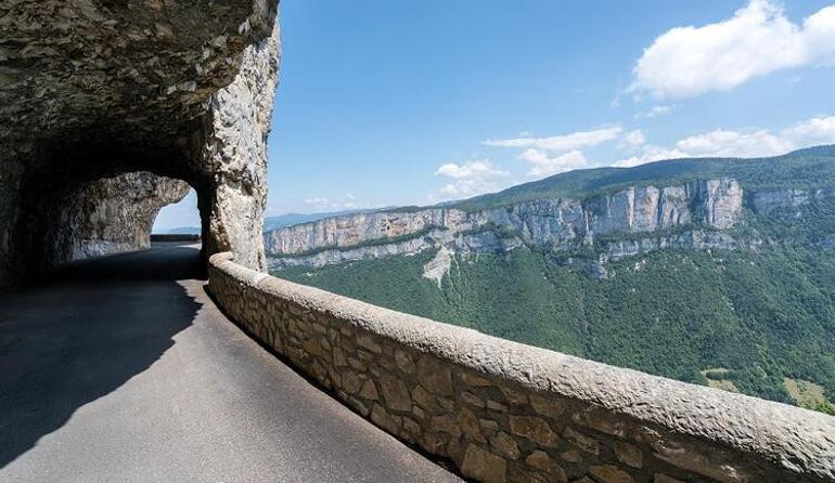 Dünyanın adrenalin dolu en ilginç yolları… Listede Türkiye’den de çok şaşıracağınız bir yer var