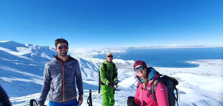 Macerasever turistlerin Artos Dağı'nın zirvesindeki kayak görüntüleri nefes kesti