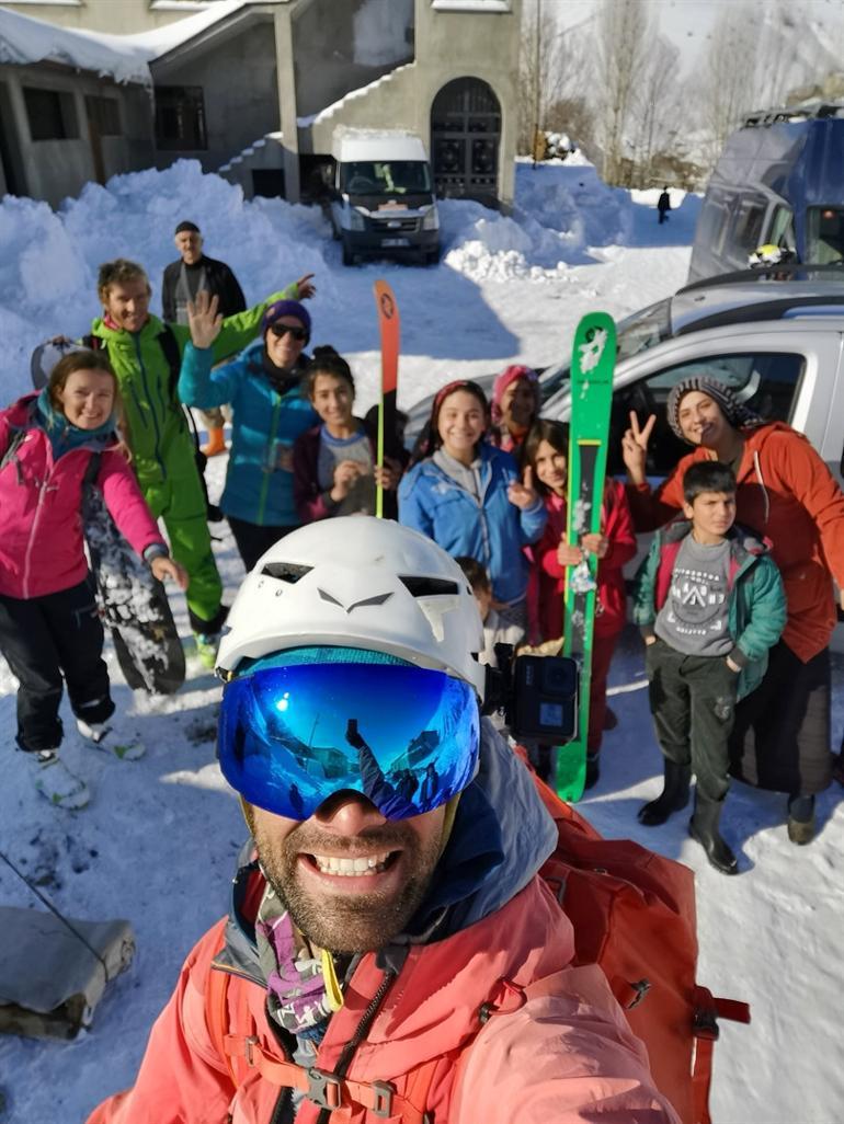 Macerasever turistlerin Artos Dağı'nın zirvesindeki kayak görüntüleri nefes kesti