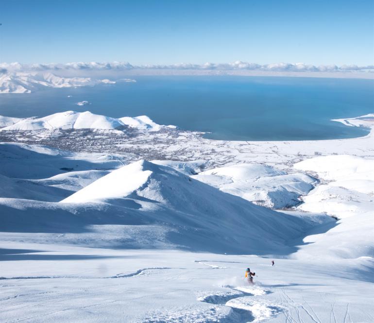 Macerasever turistlerin Artos Dağı'nın zirvesindeki kayak görüntüleri nefes kesti