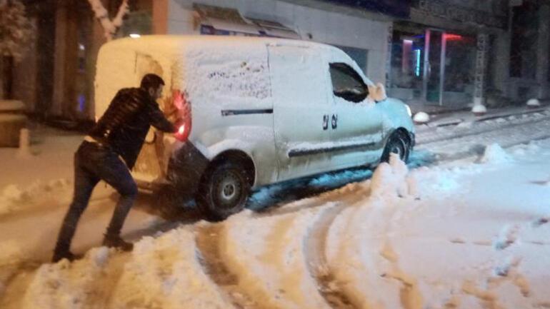 İstanbulda kar yağışı başladı Meteorolojiden peş peşe uyarılar...