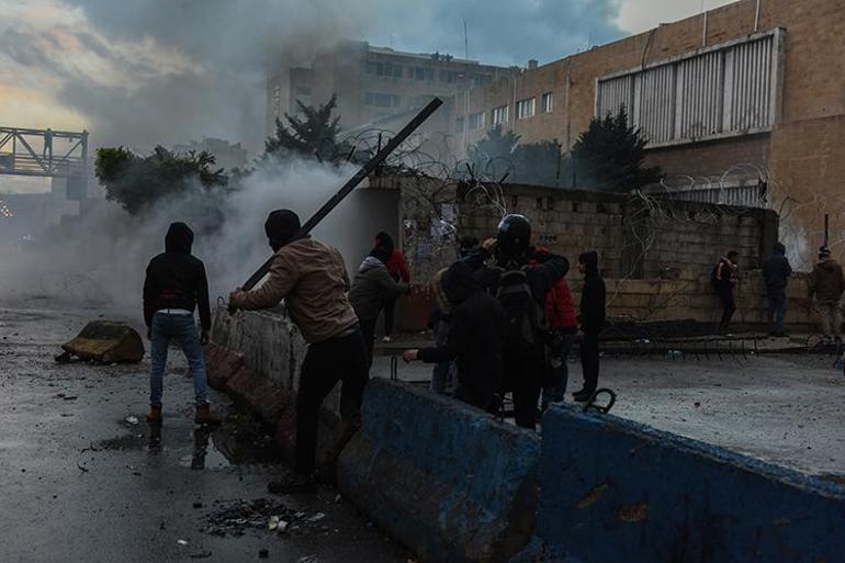 Lübnan yangın yeri! Protestolarda çok sayıda yaralı var