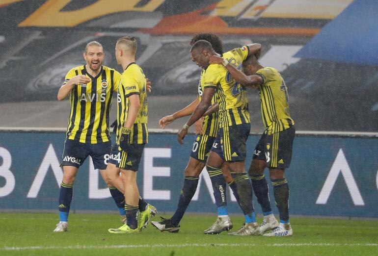 Fenerbahçe-Rizespor maçına damga vuran an! Tarihe geçti, ortalık yıkıldı