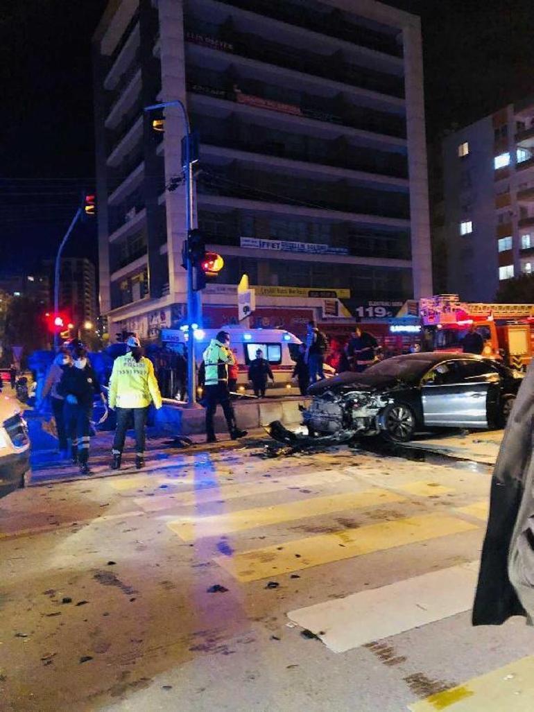 Özel harekat polislerini taşıyan zırhlı araç ile otomobil çarpıştı: Çok sayıda yaralı var