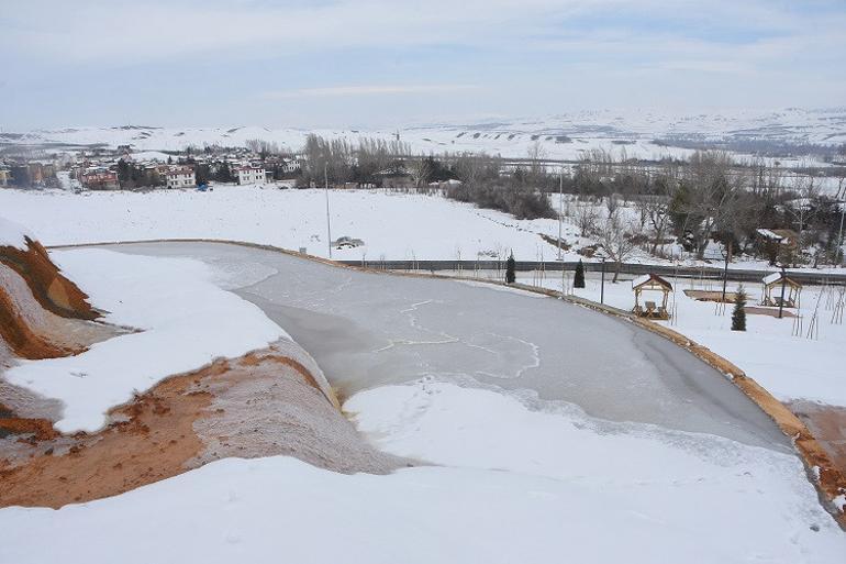 Sivas'taki Altınkale'de sıcak ve soğuk bir arada