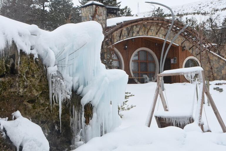 'Hobbit Evleri'nde masalsı kış güzelliği