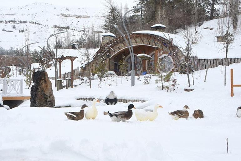 'Hobbit Evleri'nde masalsı kış güzelliği