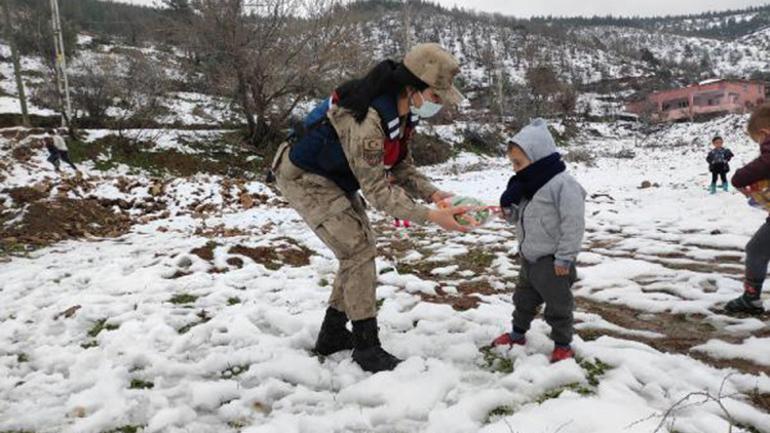 Jandarma, �ocuklar�n kar sevincine ortak oldu