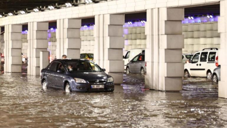 Son dakika: İzmirdeki olağanüstü sağanak yağış için peş peşe açıklamalar 1 kişi hayatını kaybetti