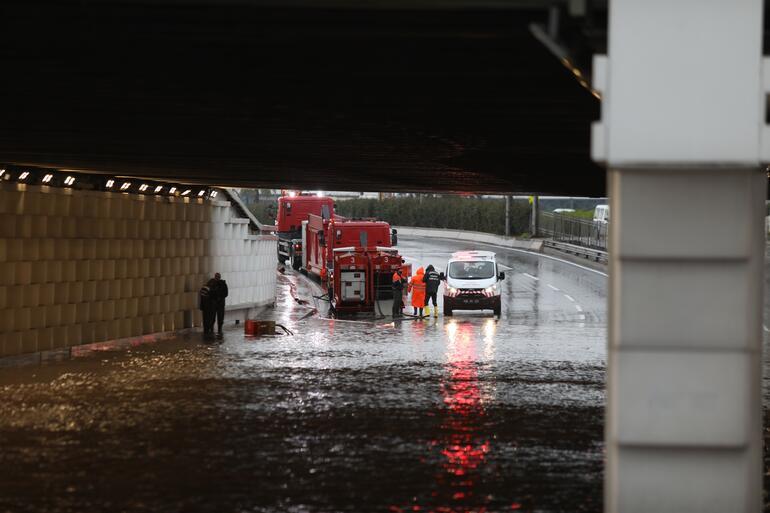 Son dakika: İzmirdeki olağanüstü sağanak yağış için peş peşe açıklamalar 1 kişi hayatını kaybetti