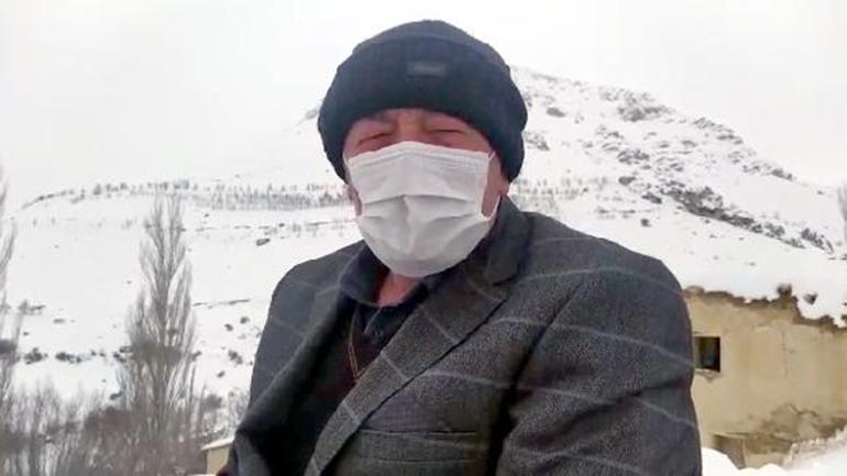 Muhtar, köy içindeki karlı yolları traktörüyle açıyor