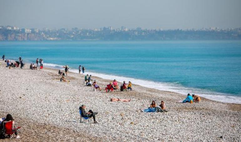 Antalyada şubat ayında bahar havası Denize akın ettiler