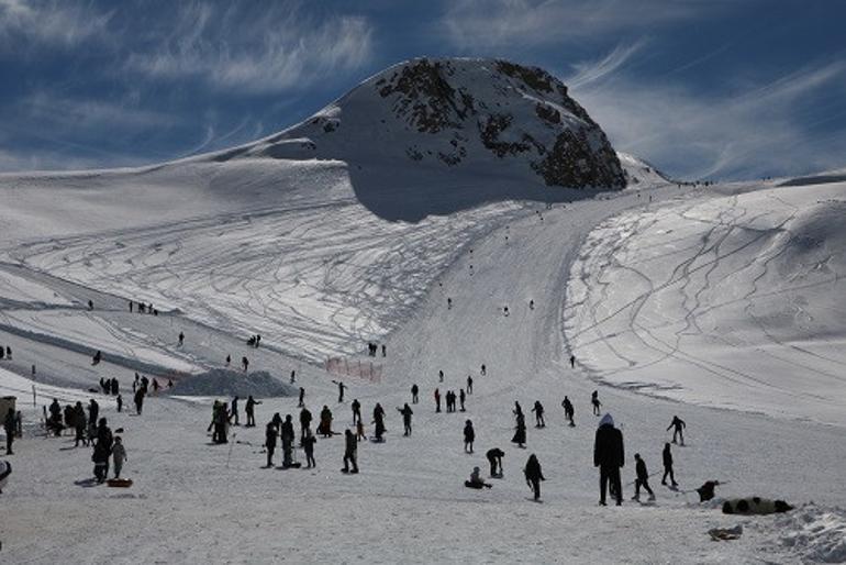 Hakkari'de kayak merkezine hafta içi yoğun ilgi