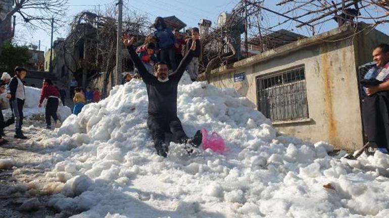 Belediye kamyonlarla kar getirdi, hem çocuklar hem yetişkinler eğlendi