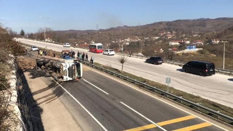 Tomruk yüklü TIR devrildi... D-655 karayolu bir süre trafiğe kapandı