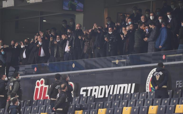 Galatasaraylıların tezahüratı ortamı gerdi, Ali Koç devreye girdi: "Başkanım ayıp ediyorlar"