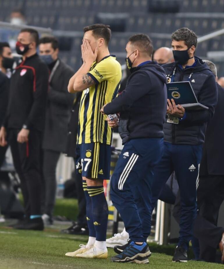 Fenerbahçe - Galatasaray derbisinde Mesut Özil, Mert Hakan Yandaş'ı geride bıraktı!