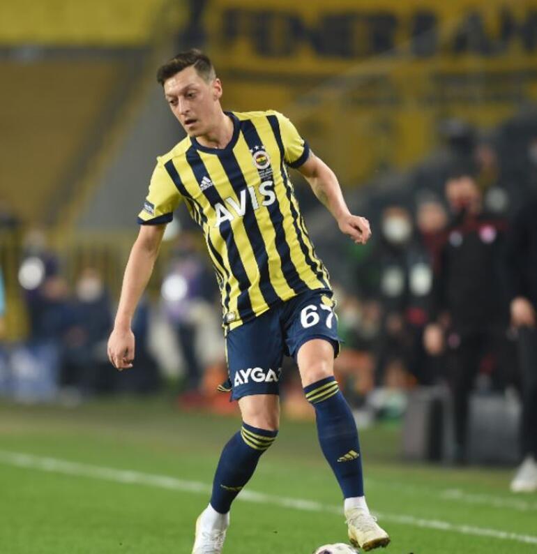 Fenerbahçe - Galatasaray derbisinde Mesut Özil, Mert Hakan Yandaş'ı geride bıraktı!