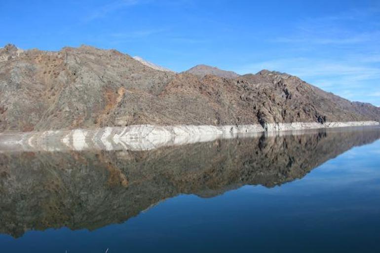 Baraj gölünün suları çekildi, kayalıklarda ilginç görüntüler oluştu