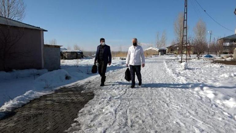 Muhtar yüz yüze eğitim öncesi, evleri dolaşıp çocukları tıraş ettirdi