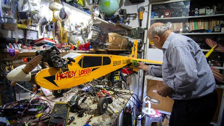 Model uçak tutkusu nedeniyle evinin bir odasını atölyeye dönüştürdü