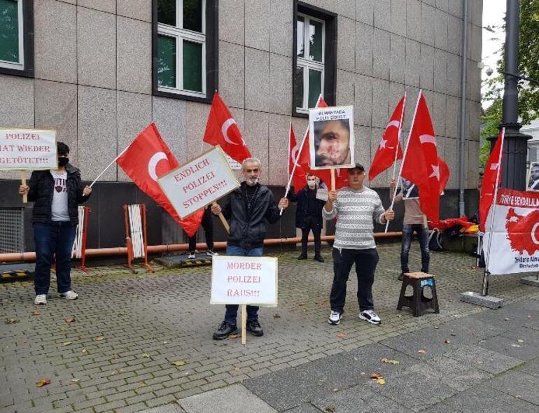 Almanya'da Türk bayrağı hazımsızlığı: Protestoya katıldı başına gelmeyen kalmadı
