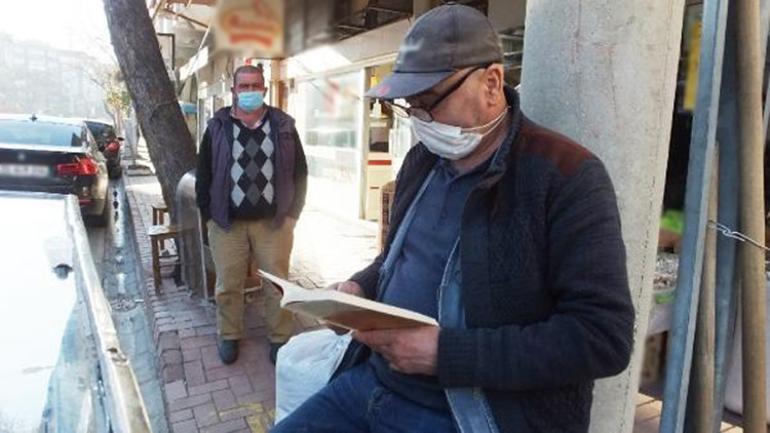 Seyyar tatlı arabasının başında elinden kitap düşürmüyor
