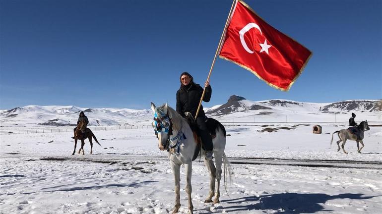 Selen Görgüzel'e doğum günü sürprizi! Beyaz atlı kutlama