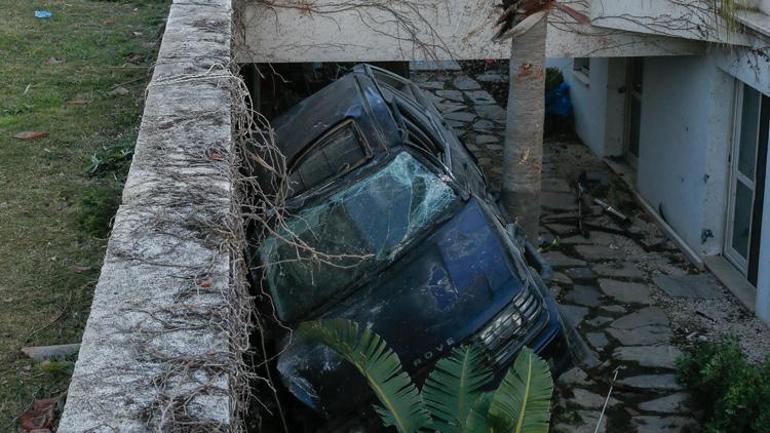 Son dakika... Çeşmede hortum felaketi Araçları 10 metre havaya kaldırdı... 16 yaralı var