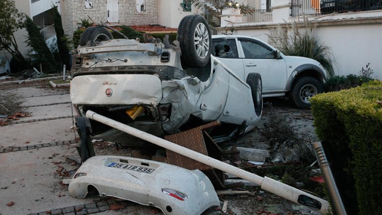 Son dakika... Çeşmede hortum felaketi Araçları 10 metre havaya kaldırdı... 16 yaralı var