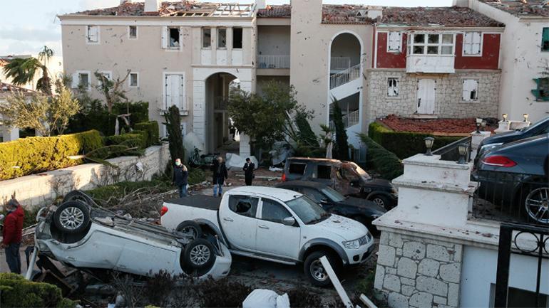 Son dakika... Çeşmede hortum felaketi Araçları 10 metre havaya kaldırdı... 16 yaralı var