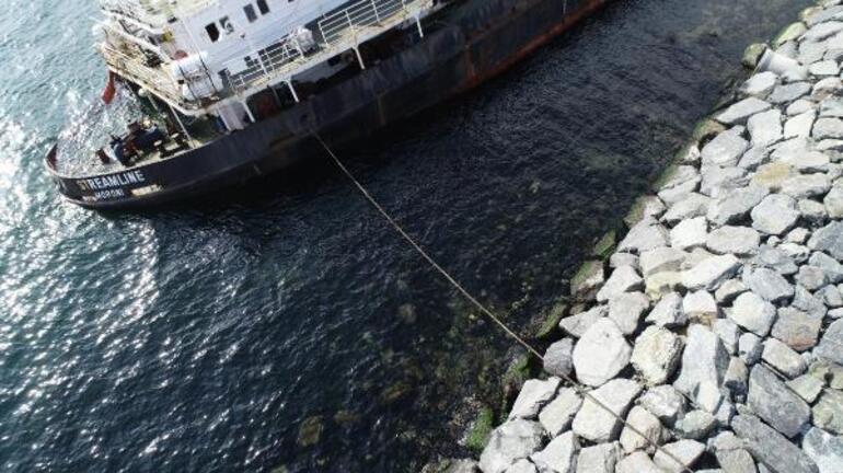Zeytinburnunda karaya oturan gemideki sızıntı nedeniyle denizin rengi değişti