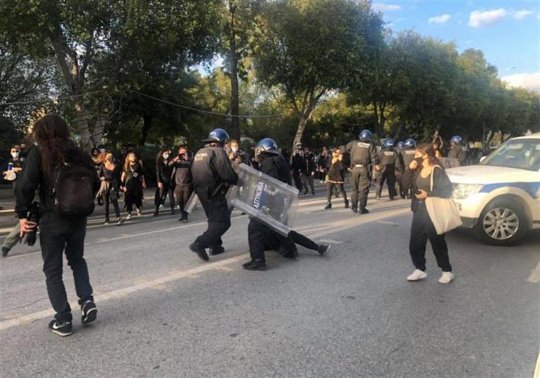 Güney Kıbrıs’ta ortalık karıştı Halk sokağa döküldü... Artık yeter, dayanamıyoruz