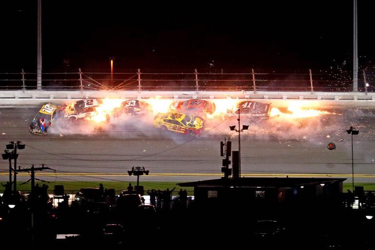 Daytona 500'de inanılmaz kaza! Ölümden döndüler...