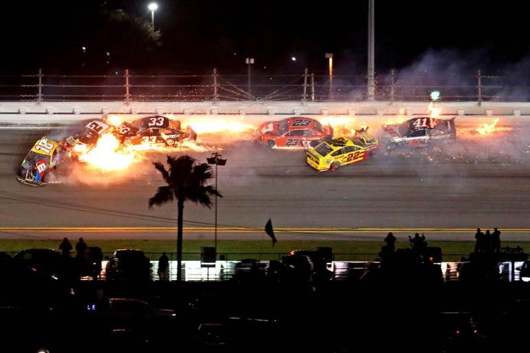 Daytona 500'de inanılmaz kaza! Ölümden döndüler...