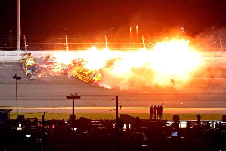 Daytona 500'de inanılmaz kaza! Ölümden döndüler...