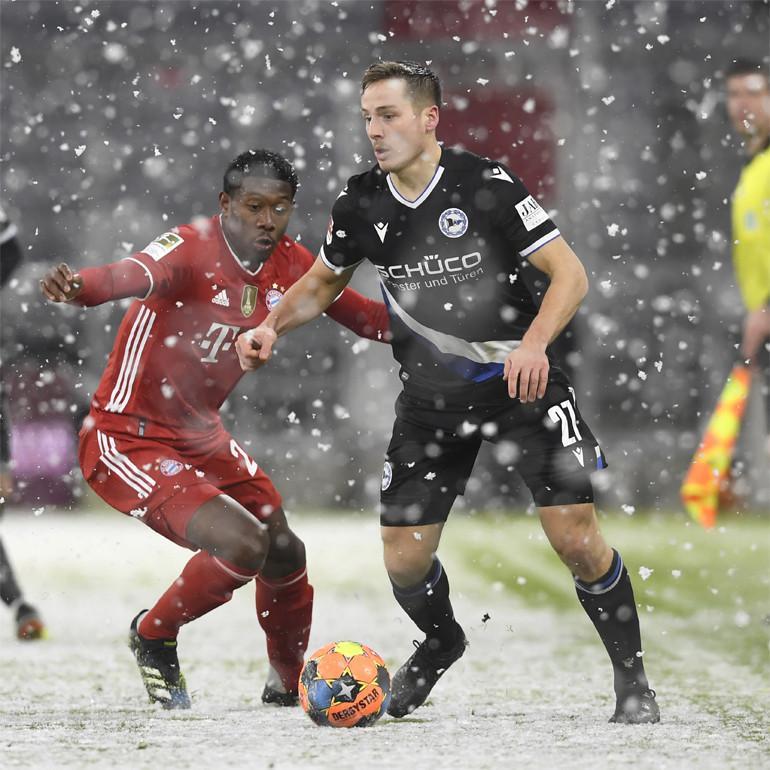 Bayern Münih - Arminia Bielefeld maçında karlı zemin, iki farklı görüntü