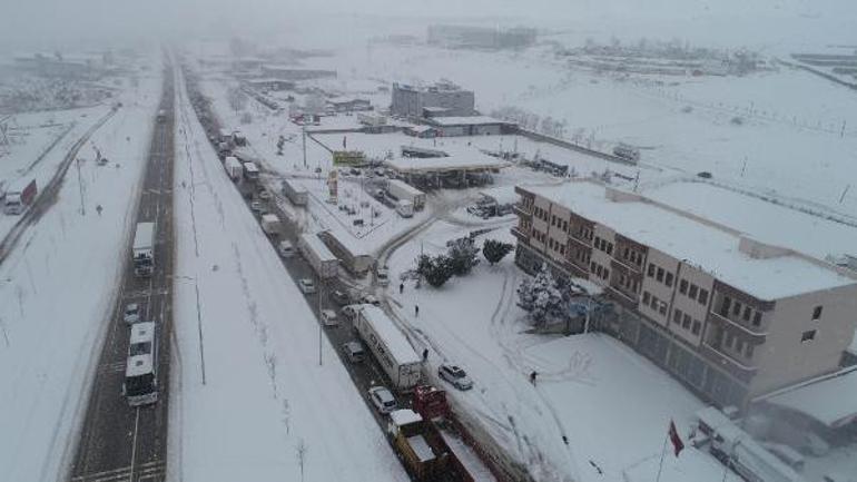 Son dakika... Balıkesir-Susurluk yolu 15 saattir kapalı Kar esareti