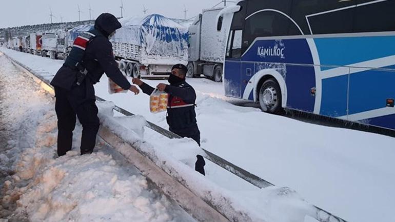 Son dakika... Balıkesir-Susurluk yolu 15 saattir kapalı Kar esareti