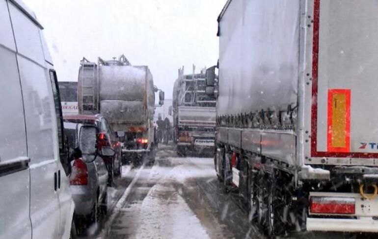Son dakika... Balıkesir-Susurluk yolu 15 saattir kapalı Kar esareti