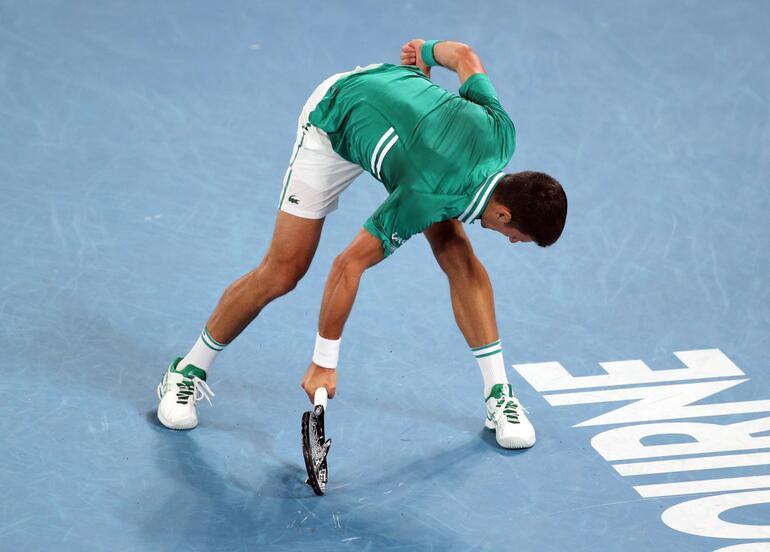 Novak Djokovic çıldırdı! Raketini paramparça etti
