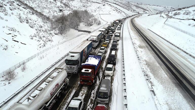 Son dakika... Balıkesir-Susurluk yolu 15 saattir kapalı Kar esareti