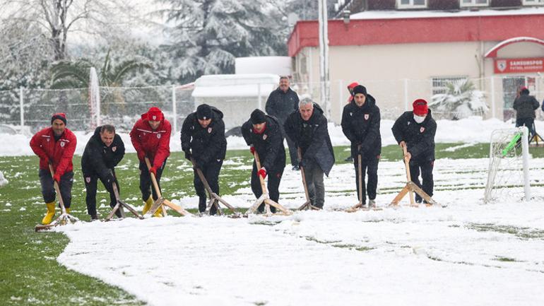 Samsunspor Teknik Direktörü Sağlam, karla kaplanan antrenman sahasını temizledi