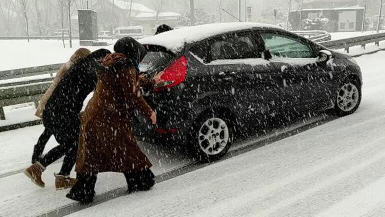 Fearful moments in Kağıthane Retaining wall collapsed on 4 vehicles