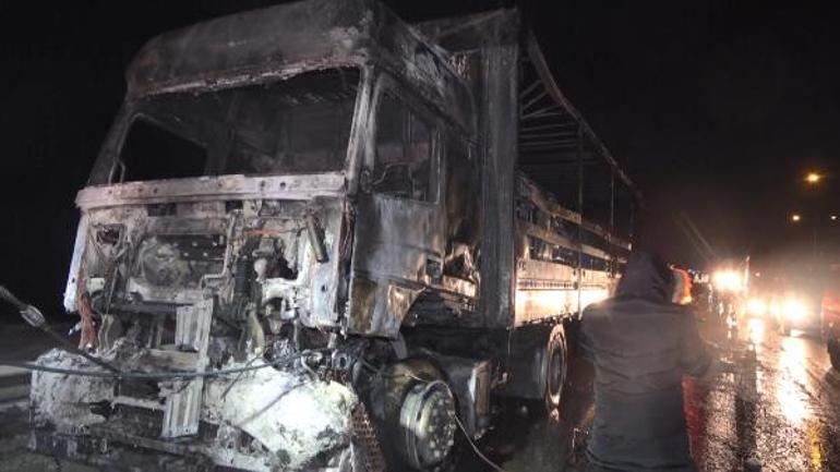 Bursa-�stanbul Karayolu'nda kimyasal madde y�kl� TIR alev alev yand�