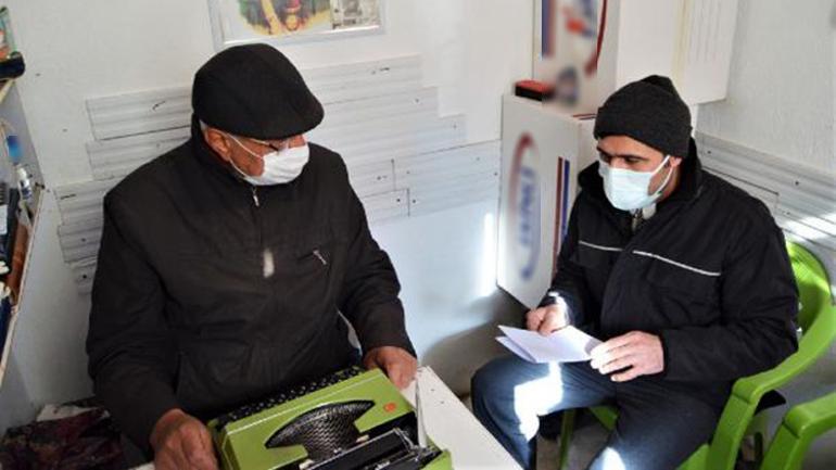 80 yaşında, askerde öğrendiği arzuhalciliği yaşatıyor