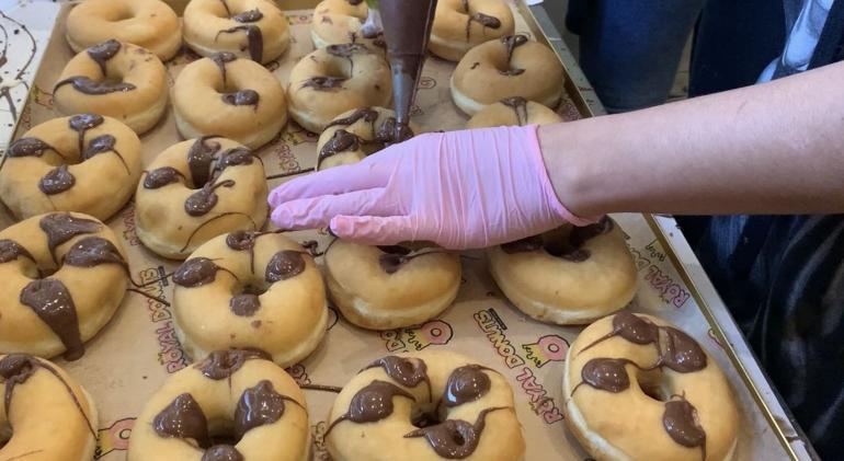 Türk gurbetçi küçük bir dükkanla başladı, Avrupa’da donut imparatoru oldu! 7 ülkede 135 şube açtı...